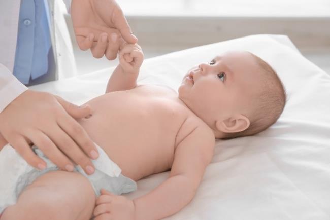 רופא ילדים בודק תינוק לאחר אבחון של היפוספאדיאס